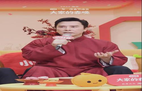 他们的身影在绿茵场上显得格外坚定和执着仿佛在向世界宣告着他们对运动的执着追求和永不言弃的决心