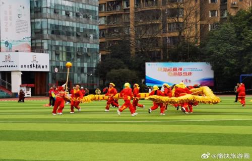 赛场上他们的身影犹如一道亮丽的风景线每一次奔跑每一次传球每一次射门都充满了力量和决心在体育竞技的赛场